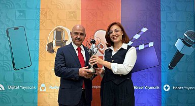 Düzce Üniversitesi geleceğin iletişimcileri yarışmasından ödülle döndü