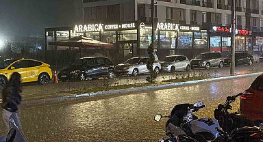 Düzce'de şiddetli yağış sokakları göle çevirdi