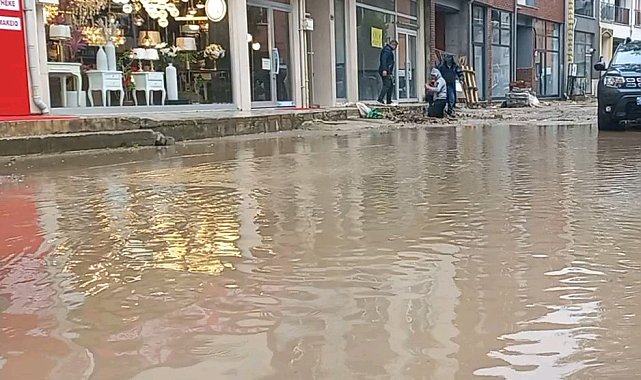 Edirne'de cadde ve sokaklar sular altında kaldı, vatandaşlar ellerinde kovalarla su tahliyesi yaptı