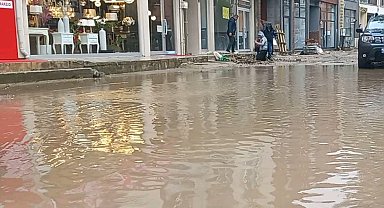 Edirne'de cadde ve sokaklar sular altında kaldı, vatandaşlar ellerinde kovalarla su tahliyesi yaptı