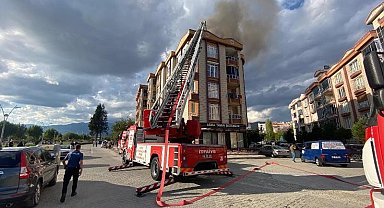 Edremit'te apartmanın çatısında yangın çıktı