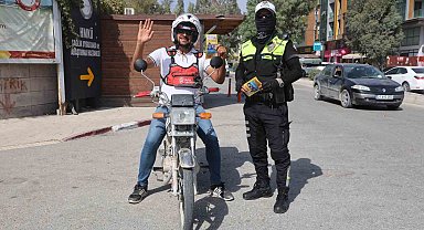 Ekmek parasını motosiklet üstünde kazanan kurye: "Evde beni bekleyen 2 çocuğum ve eşim var, hayatta kalmak için kaskı takıyorum"