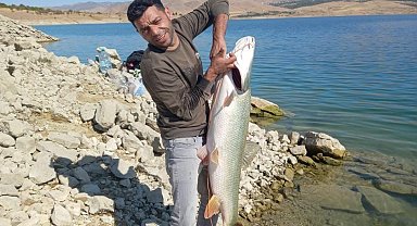 Elazığ'da amatör balıkçı 22 kiloluk turna yakaladı
