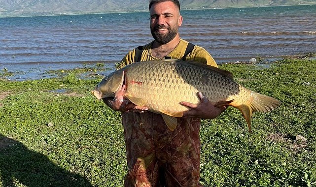 Elazığ'da amatör balıkçı 32 kiloluk dev sazan yakaladı