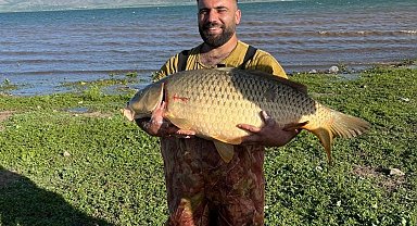 Elazığ'da amatör balıkçı 32 kiloluk dev sazan yakaladı