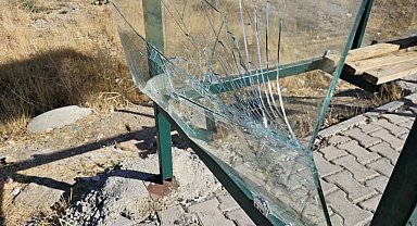 Elazığ'da şehir magandaları durağın camlarını kırdı