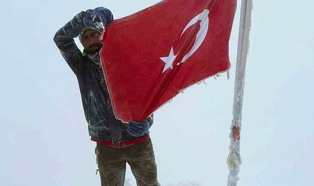 Elazığlı sporcu Cumhuriyet coşkusunu Erciyes'in zirvesine taşıdı