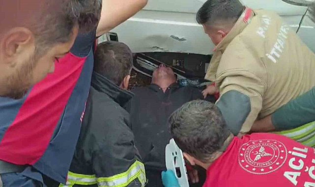 Elektrik direğine çarpıp ters dönen minibüste can pazarı yaşandı
