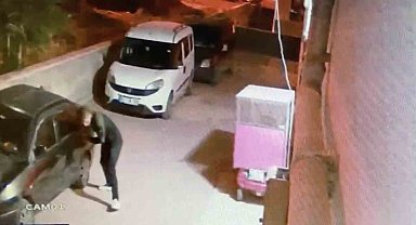Elindeki bıçakla park halindeki araçların lastiklerini tek tek patlattı: O anlar kameraya yansıdı