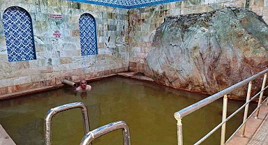 Emet Yeniceköy şifa hamamı havuzunda bulunan devasa kaya ile ilgi odağı