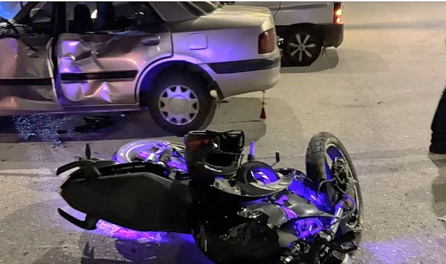 Emet'te motosiklet otomobile çarptı: 2 yaralı