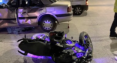 Emet'te motosiklet otomobile çarptı: 2 yaralı