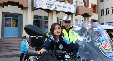 Emniyet ekiplerinden öğrencilere akran zorbalığı ve siber suçlar bilgilendirmesi