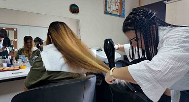 En özel kuaförler yeteneklerini anneleriyle paylaştı
