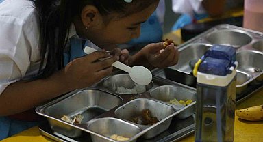 Endonezya'da ücretsiz okul yemeklerinden zehirlenenlerin sayısı 9 bini geçti