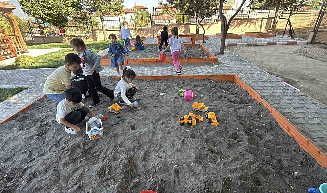 Erbaa'da okul bahçesi sınıfa dönüştü: Minikler doğayla öğreniyor