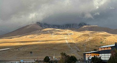 Erciyes'e mevsimin ilk karı yağdı