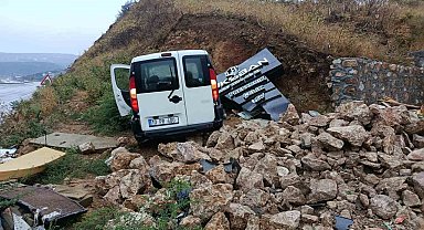Erdek'te kaygan yolda ticari araç duvara çarptı, sürücü yaralandı
