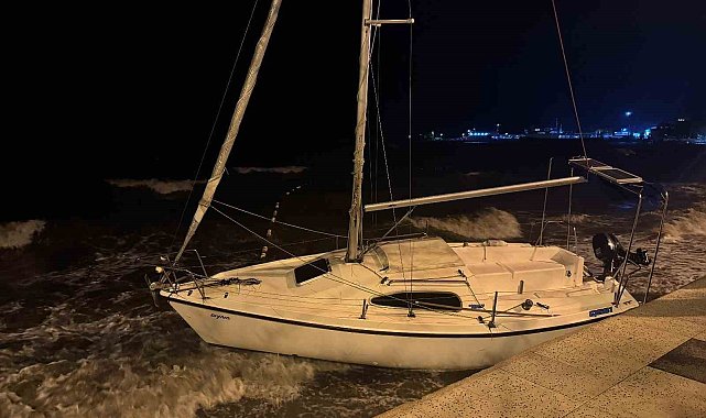 Erdek'te şiddetli lodos etkili oldu: Tekneler sürüklendi