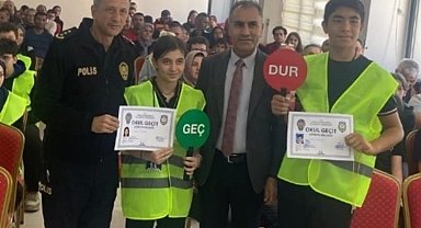 Ereğli'de okul geçit görevlisi öğrenciler yeleklerini giydi