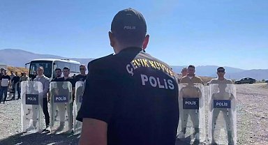 Erzincan çevik kuvvet polisinden nefes kesen tatbikat