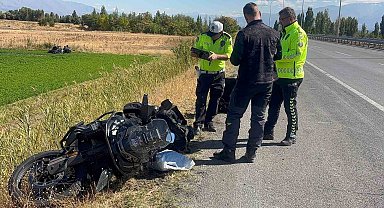 Erzincan'da bariyere çarpan Rus motosiklet sürücüsü öldü