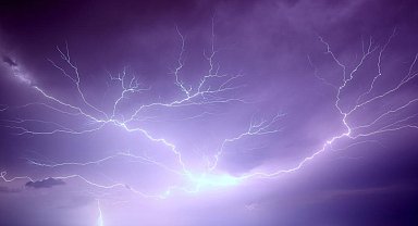 Erzincan'da geceyi aydınlatan şimşek ve yıldırımlar kamerada