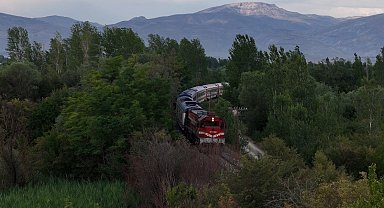 Erzincan'da sonbahar manzarası eşliğinde yol alan Doğu Ekspresi