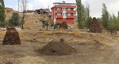 Erzincanlı köylüler kışa hazır: Yakacaklar tezekten