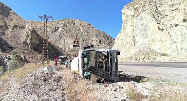Erzurum-Artvin karayolunda kaza: Beton mikseri devrildi