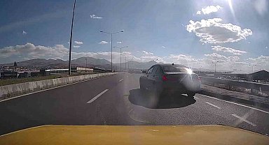 Erzurum-Artvin karayolunda tehlikeli anlar: Kontrolsüz şekilde ana yola çıkan araç kazaya neden oluyordu