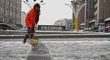 Erzurum güne kar ile uyandı