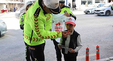 Erzurum'da polisten "Önce Yaya" farkındalığı uygulaması