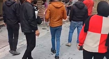 Esenyurt'ta inşaata getirilen kum sokağı kapatıp araçlara hasar verince ortalık karıştı