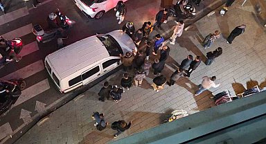 Esenyurt'ta yol verme tartışması: Kadın motorcuyu kaputunda sürükledi