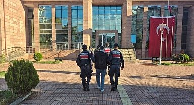 Ev eşyası taşır gibi uyuşturucu taşıdılar: On binlerce hap ele geçirildi