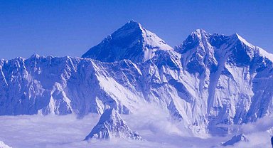 Everest'te kurtarılmayı bekleyen 200 dağcı tahliye edildi