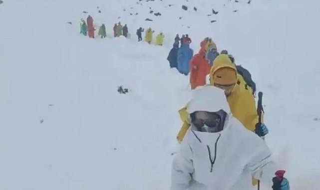 Everest'teki kar fırtınası nedeniyle bin kişi dağda mahsur kaldı