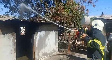 Evin damında çıkan yangına yoldan geçen tanker müdahale etti