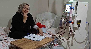 Evinde kendi diyalizini kendisi uyguluyor