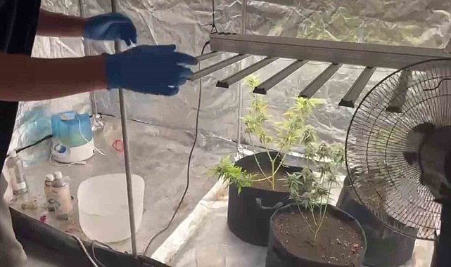 Evine kurduğu özel sistemle uyuşturucu üretirken yakalandı