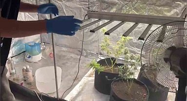 Evine kurduğu özel sistemle uyuşturucu üretirken yakalandı