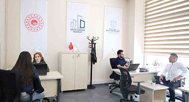 Evini yenilemek isteyen ofislere koşuyor