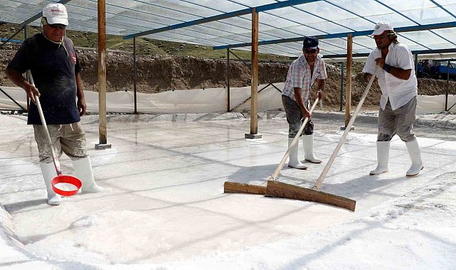 Evliya Çelebi'nin övgüyle bahsettiği alanda 3 bin yıldır su ekip tuz üretiyorlar
