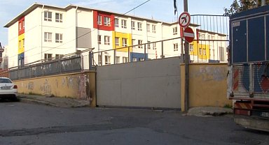 Eyüpsultan'da bir okulun kapısı öğrencilerin üstüne düştü: 4 yaralı