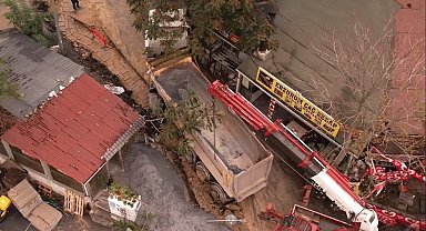 Eyüpsultan'da kazı alanına saplanan kamyon vinç yardımıyla kurtarıldı