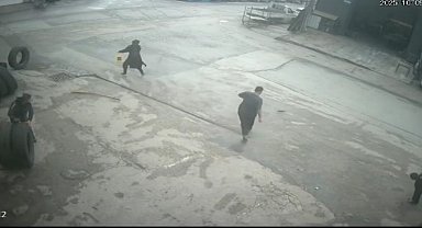 Fareyi süpürgeyle kovaladı, arkadaşı şut atar gibi tekme attı