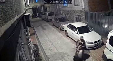 Fatih'te kendisine vuran kadını döverek yerde sürükledi
