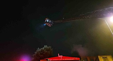 Fatih'te metruk binada çıkan yangın kafeye sıçramadan söndürüldü