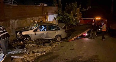 Feci kazada takla atan otomobil sürücüsü araçta sıkıştı